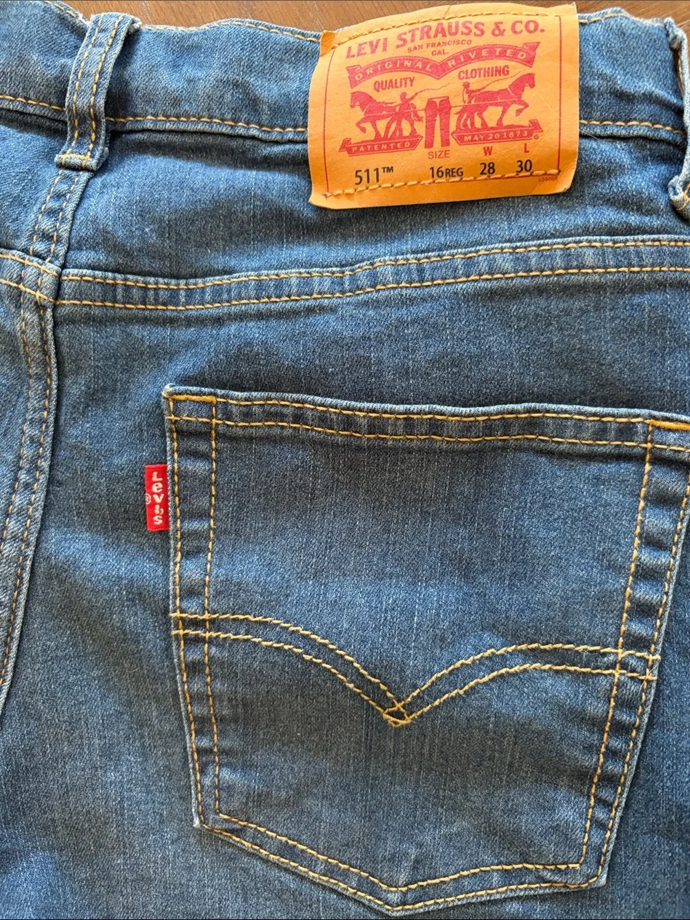 Levis slim straight